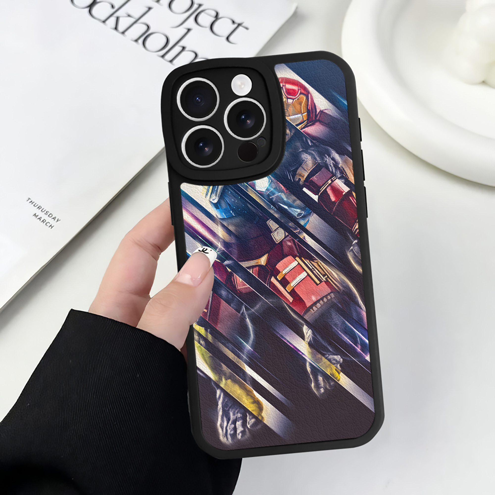 （画像用） アベンジャーズ The Avengers 【iPhone 16シリーズ対応】シリコンスマホケース（レザー調） 材質：シリコン